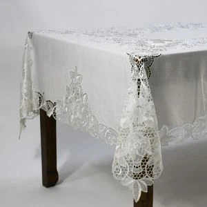Brodeerattu pöytäliina, jossa hapsutettu pitsi